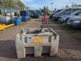 un conteneur à béton équipé d'une pompe, situé sur un parking