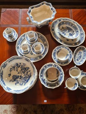 beaucoup d'assiettes et de bols bleus et blancs sur la table
