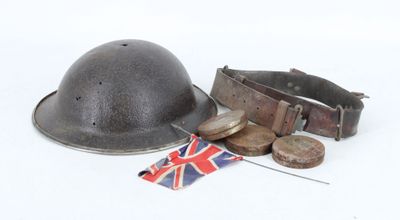 un casque, une ceinture et d'autres objets posés sur une surface blanche