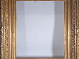 un vieux cadre photo orné d'un motif à la feuille d'or sur fond blanc