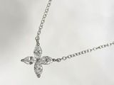 Collier avec une croix en argent sterling ornée de pierres CZ, monté sur une chaîne en argent