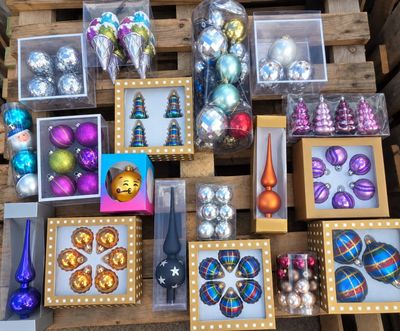 de nombreux types d'ornements de Noël sur une palette