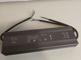 un gros plan d'un appareil électronique auquel sont raccordés des fils