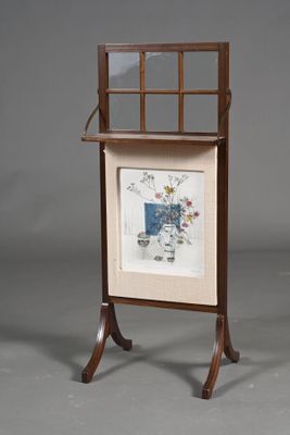 une photo d'un vase posé sur un socle, encadrée