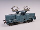 un petit train sur une surface blanche avec un fond blanc