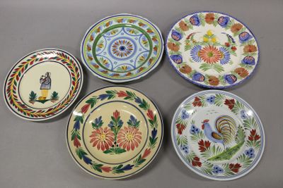 quatre assiettes à motifs différents posées sur une table