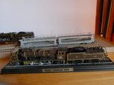 une maquette de train posée sur une table, à côté d'un livre
