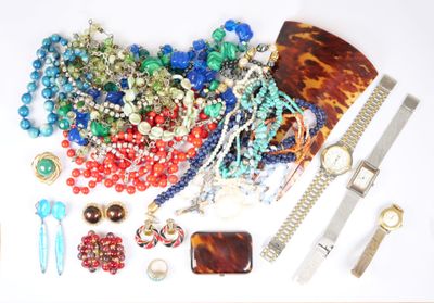 beaucoup de bijoux sur une surface blanche