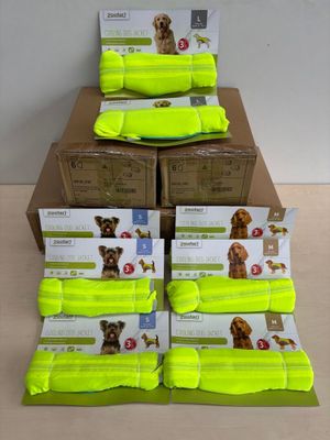 quatre cartons de produits pour chiens sont empilés les uns sur les autres