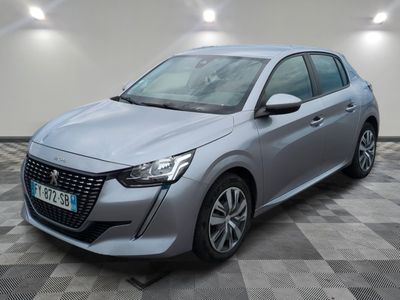 la voiture argentée est garée sur le sol à carreaux d'une pièce