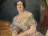 portrait d'une femme en robe blanche, assise, dans un cadre doré
