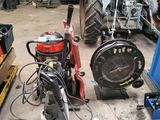 Il y a de nombreux types de machines différentes dans ce garage.