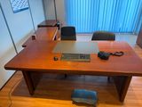 un bureau sur lequel se trouvent un ordinateur portable et un clavier