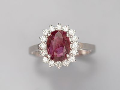 Bague ovale en rubis et diamants