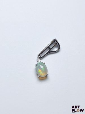 Un pendentif « oplite » est présenté sur un fond blanc