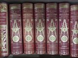 de nombreux livres qui sont rangés sur une étagère d'une bibliothèque