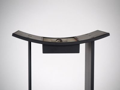 une image représentant une table noire avec un piètement et un plateau en métal