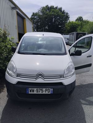 une camionnette blanche garée dans un parking à côté d'une camionnette blanche