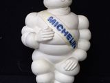une statue blanche représentant un homme avec une écharpe autour du cou