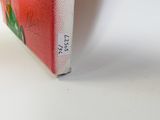 une image montrant un gros plan d'un livre posé sur une surface blanche