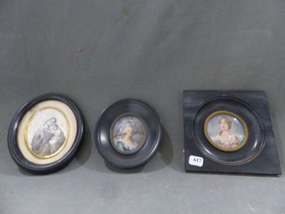 trois assiettes sur lesquelles figurent les portraits d'une femme et d'un homme