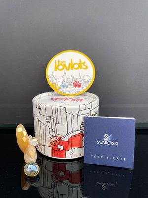 un petit jouet posé à côté d'une boîte
