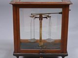 une horloge ancienne avec un pendule et des pendules, exposée dans une vitrine
