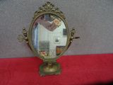 un miroir posé sur une table rouge