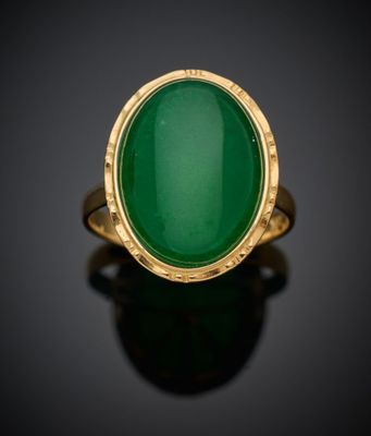 une bague en or et en jade vert