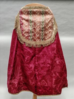 une image d'une robe de femme sur un mannequin