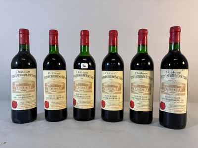 six bouteilles de vin sont alignées sur une table