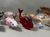 beaucoup d'oiseaux en verre posés sur une table