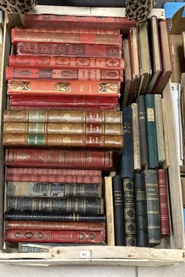 une boîte remplie de vieux livres posée sur une table
