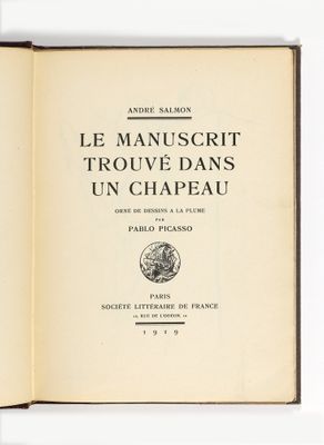 un livre ouvert posé sur une table à côté d'une table blanche