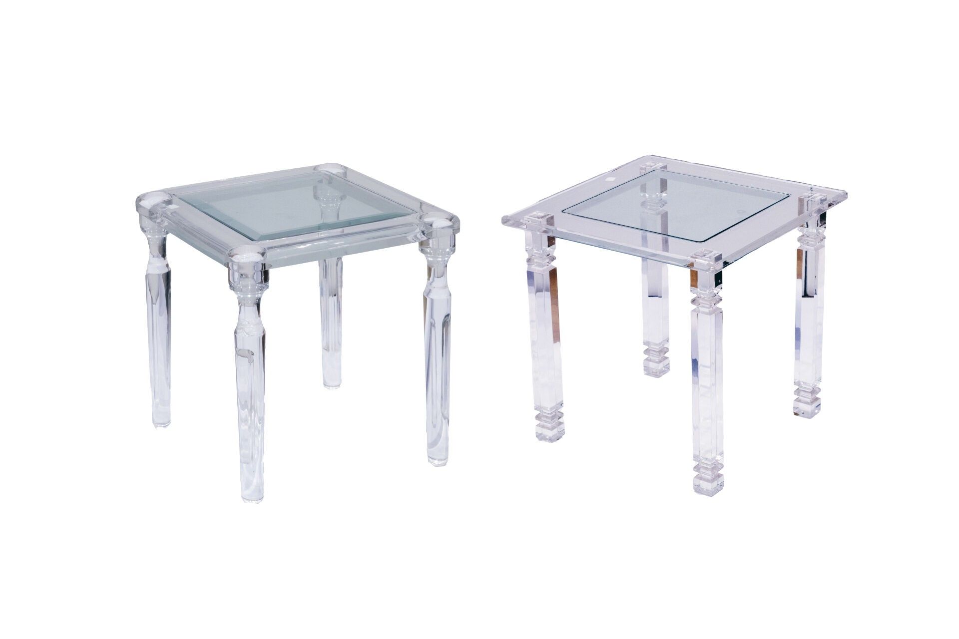 Suite de deux tables dites bouts de canapé en verre et plexi…