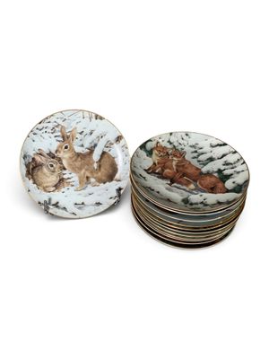 quatre assiettes sur lesquelles figurent l'image d'un écureuil et un écureuil