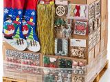 une palette en bois remplie de décorations de Noël et d'autres objets