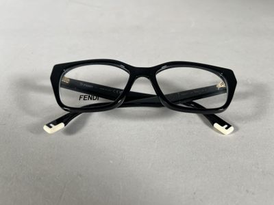 un gros plan sur une paire de lunettes posée sur une table