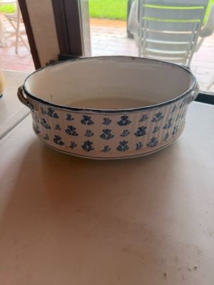 un bol bleu et blanc posé sur une table