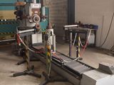 une machine qui travaille sur une pièce de métal