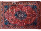 un tapis rouge et bleu sur fond blanc