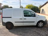 la camionnette blanche est garée sur le côté de la route