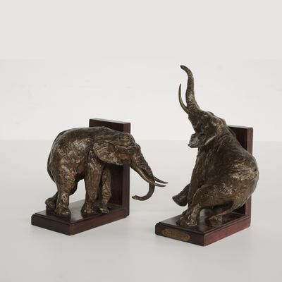 paire de serre-livres en bronze représentant des éléphants, sur des socles en bois