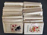 un lot de cartes posées sur une table