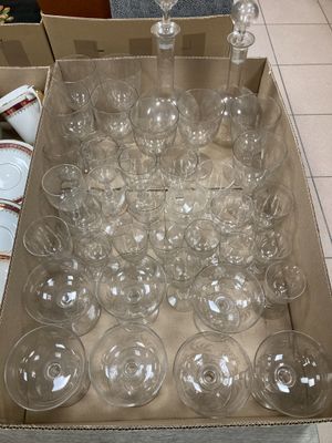 Deux carafes et partie de services de verres à pied en verre grav...