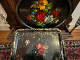 deux plateaux décorés de fleurs, posés sur un tapis