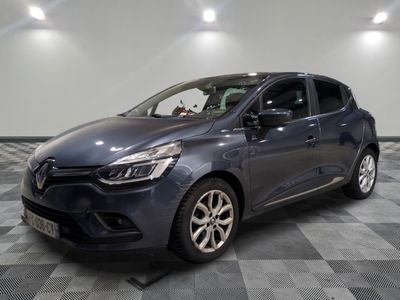 La voiture bleue est garée sur un sol en carrelage à damier.