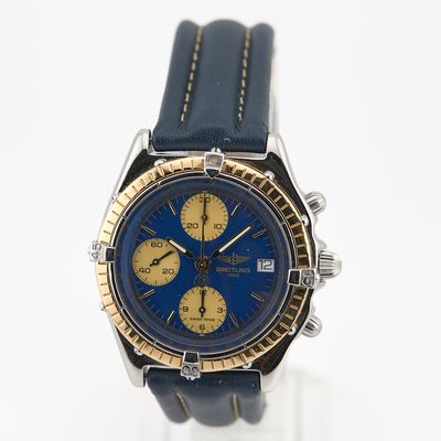 gros plan d'une montre sur une surface blanche