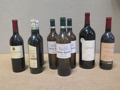 des bouteilles de vin sont alignées sur une table devant un mur