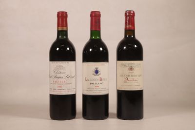 trois bouteilles de vin sont alignées sur une surface blanche